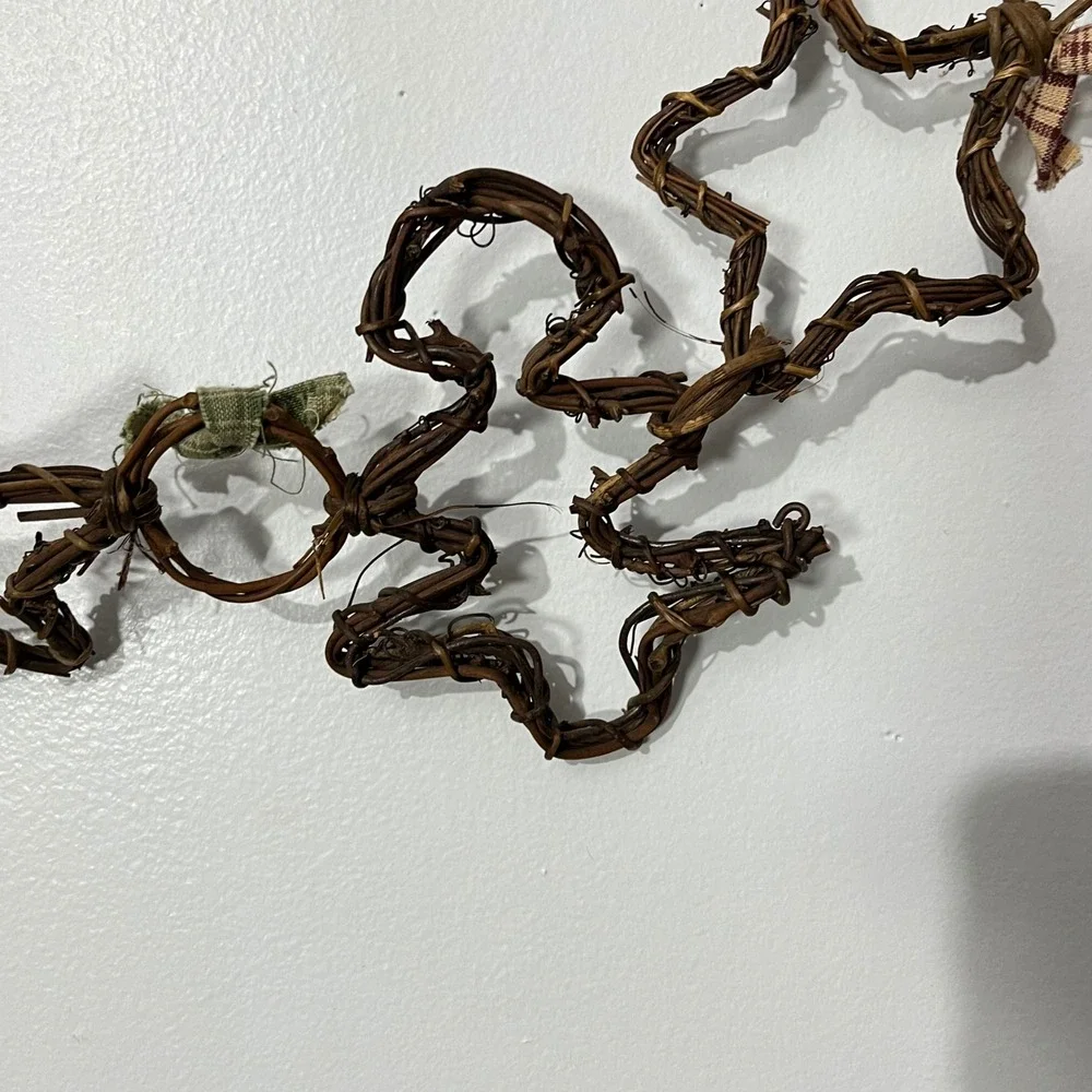 Unbranded grapevine garland